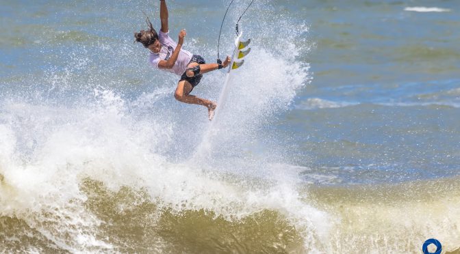 Altas ondas e atletas entregando tudo em uma estreia alucinante do Baiano de Surf 2024 na Praia da Tiririca