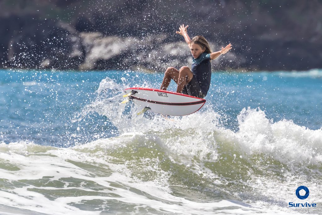 O atleta de destaque João Jesus 'JJ' no quintal de casa. JJ foi campeão baiano das categorias Sub 10, Sub 12 e Sub 14 em 2023. Foto @fabricianojuniorsurf.