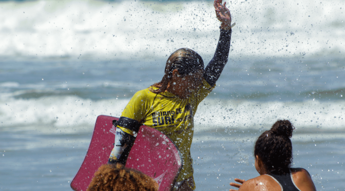 Com altas ondas e recorde de inscrição de atletas do feminino, Surf Delas deixa sua marca na Tiririca